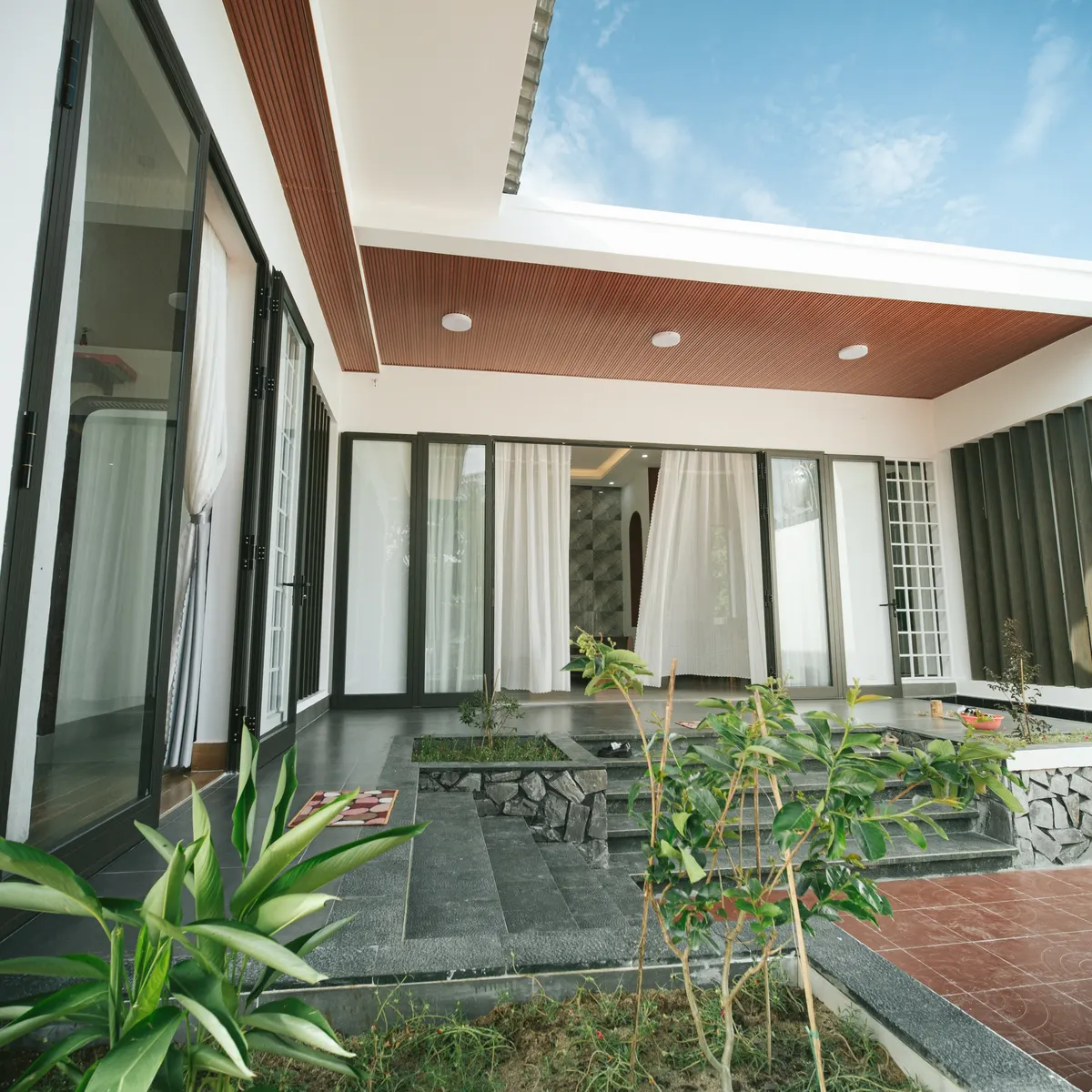 Foto ilustrasi teras rumah dengan tanaman