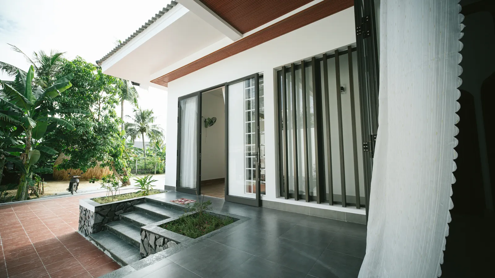 Foto ilustrasi area terbuka di samping rumah